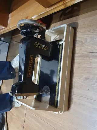 Máquina de coser Wertheim con pedal