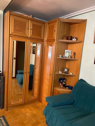 Habitación con armario modular, cama y estanterías