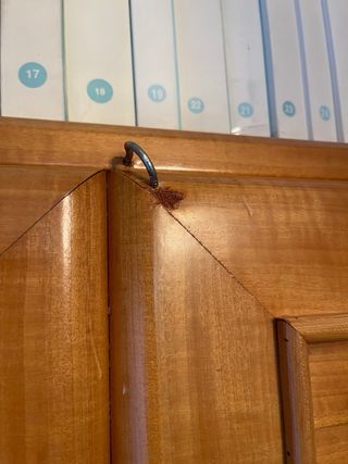 Habitación con armario modular, cama y estanterías