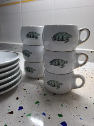 Tazas de consomé de porcelana con borde dorado