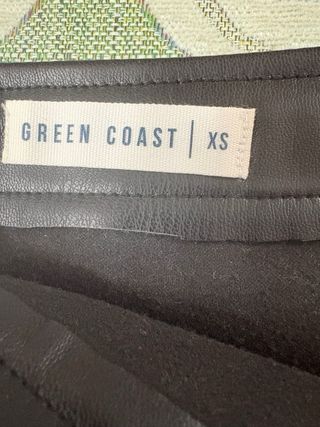 Minifalda polipiel negra con cinturón