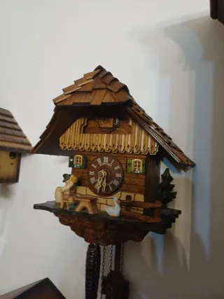 Orologio a cucù in legno intagliato