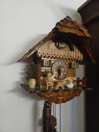 Orologio a cucù in legno intagliato