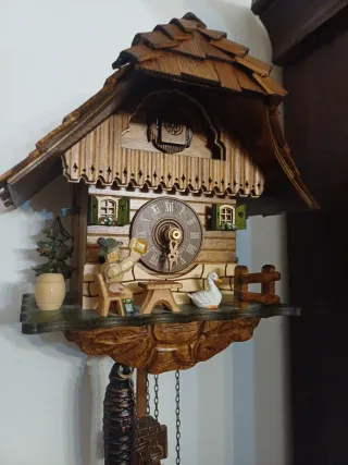 Orologio a cucù in legno intagliato