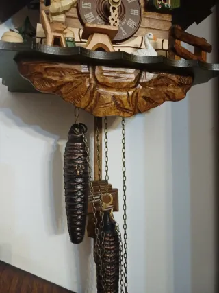 Orologio a cucù in legno intagliato