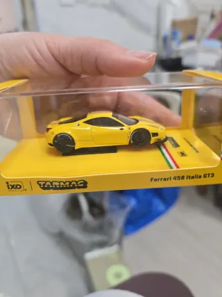 Coche de colección amarillo ROAD64