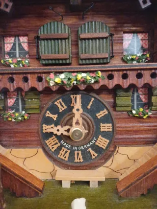 Orologio a cucù in legno