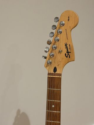 Guitarra Squier Jazzmaster con Funda Monkey Loop