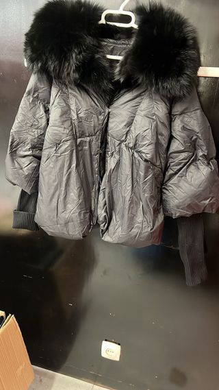 Chaqueta negra con cuello de pelo