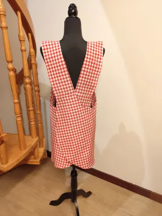 Bata maestra cuadros rojos