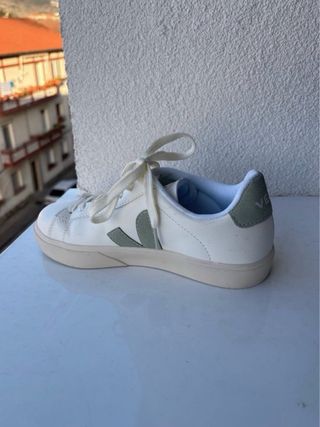 Zapatillas blancas con V verde menta Talla 38