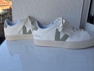 Zapatillas blancas con V verde menta Talla 38