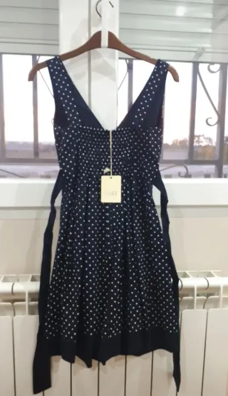 Vestido azul con topos blancos