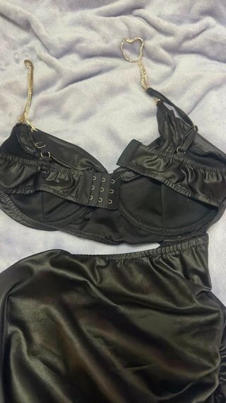 Vestido negro con cadenas