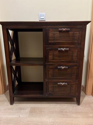 Mueble de madera maciza con cajones