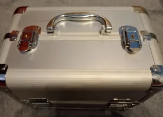 Maletín de maquillaje plateado