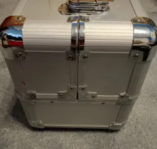 Maletín de maquillaje plateado