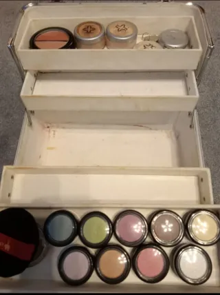 Maletín de maquillaje plateado