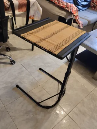 Mesa auxiliar ajustable negra y bambú