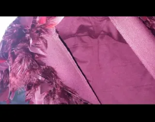 Falda de plumas morada y negra