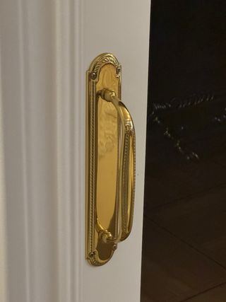 Manillas y pomos dorados para puertas