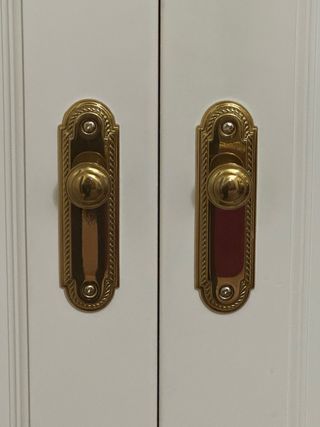 Manillas y pomos dorados para puertas