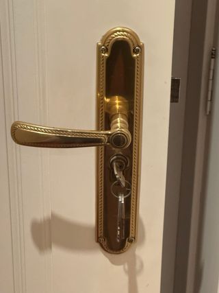 Manillas y pomos dorados para puertas