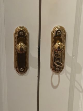 Manillas y pomos dorados para puertas