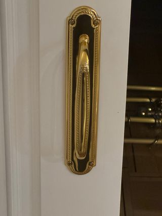 Manillas y pomos dorados para puertas