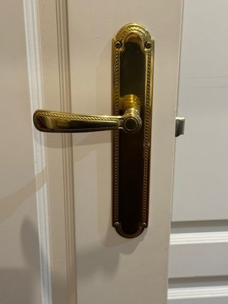 Manillas y pomos dorados para puertas