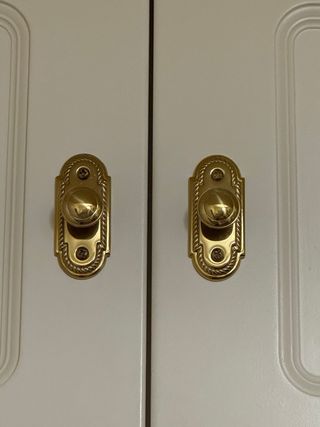 Manillas y pomos dorados para puertas