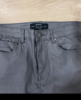 Pantalón gris, efecto metalizado, M Stradivarius