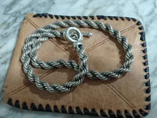 Cordón de plata trenzado..160 gramos.57 cm.