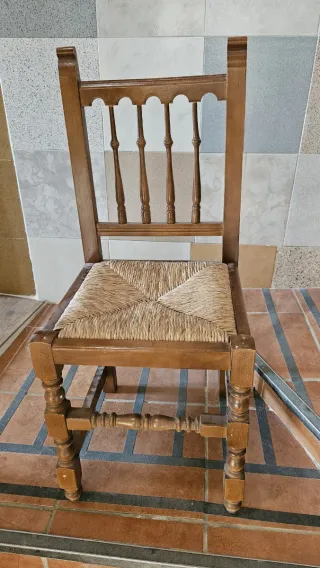6 Sillas de madera con asiento de esparto.
