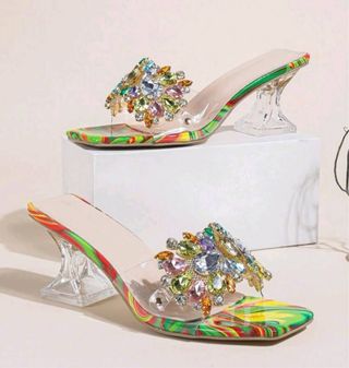 Sandalias elegantes pedrería multicolor