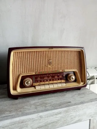 Radio antigua válvulas Grundig 97 USA.