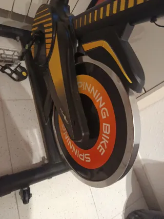 Bicicleta Spinning Negra y Naranja