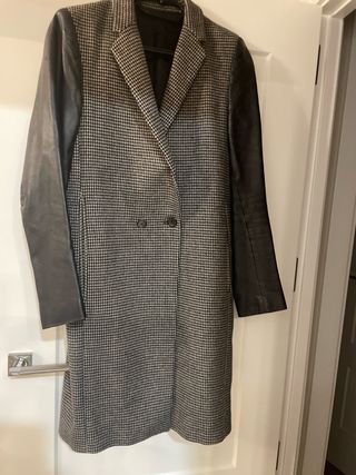 Abrigo largo cuadros y mangas cuero