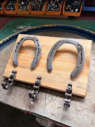 Colgador Herradura Caballo y cadenas.