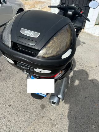 Baúl para Moto Maxi Scooter Negro con soporte