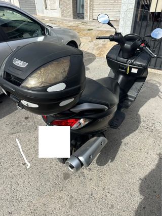 Baúl para Moto Maxi Scooter Negro con soporte