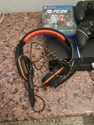 PS4 (PlayStation 4) + 2 Mandos + FC 26 mas y 1 cas