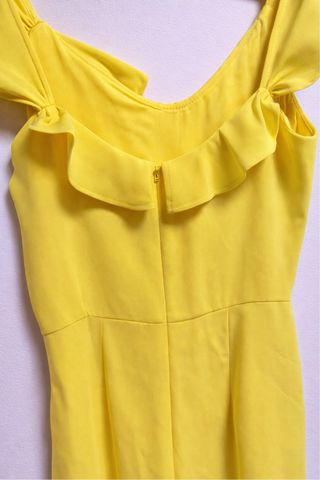 Mono amarillo con volantes