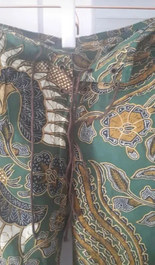 Pantalones hippies verdes con estampado