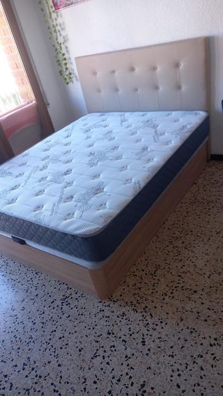 Canapé de tela y madera