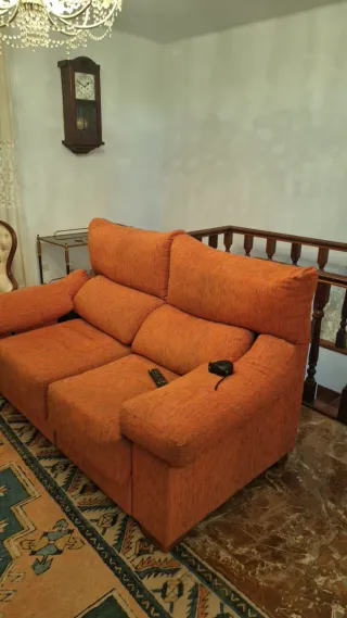 Sofá de tela naranja y madera