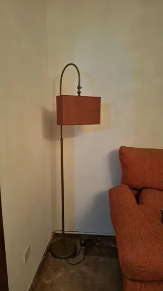 Sofá de tela naranja y madera