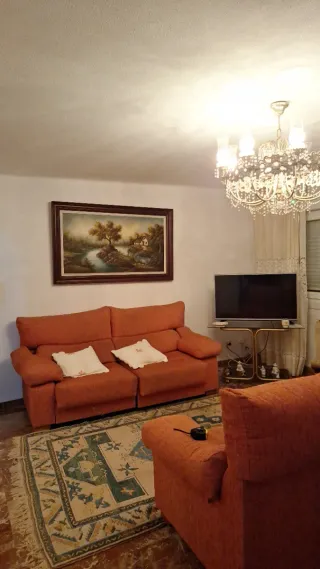 Sofá de tela naranja y madera