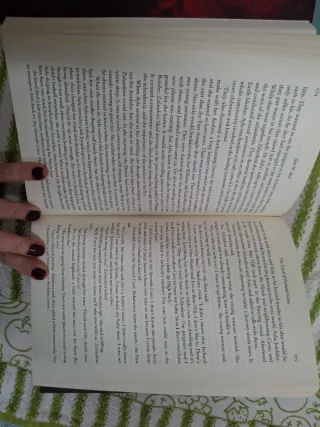 (auel)/land of painted caves