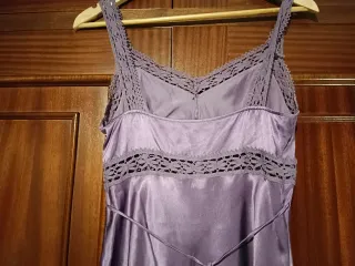 Vestido lencero morado con encaje